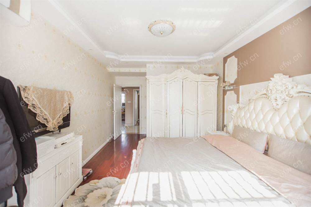 婚装全明东边户room房,village 格局工整合理