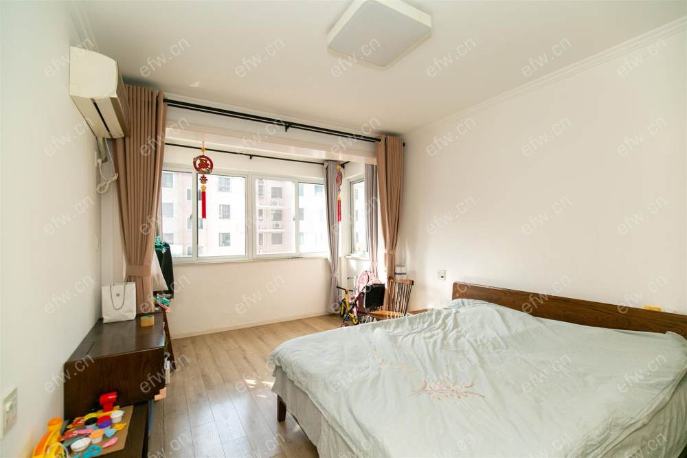 婚装全明东边户room房,village 格局工整合理