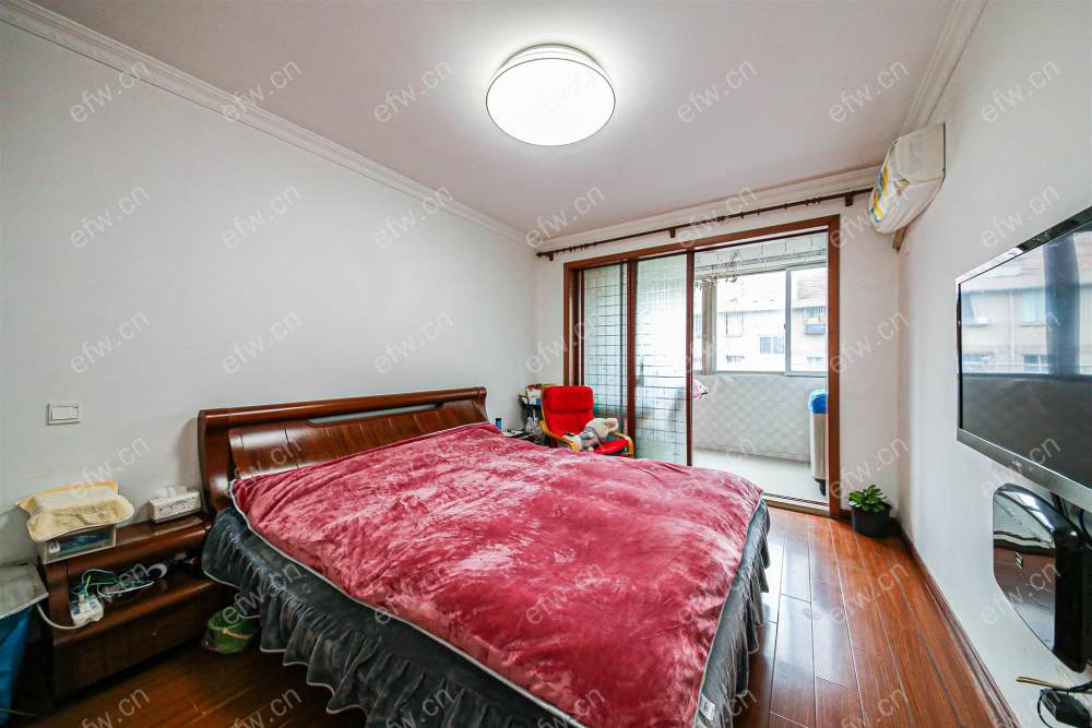 village  精装room房 近地铁口  房东诚售