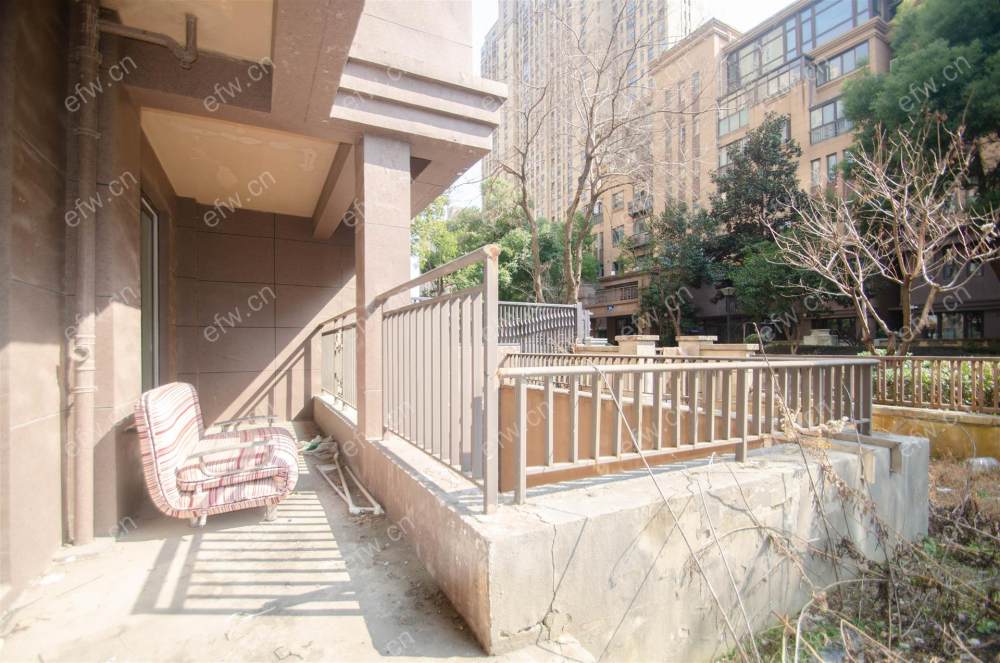 金科世界城洋房一楼带院子带地下室中间位置