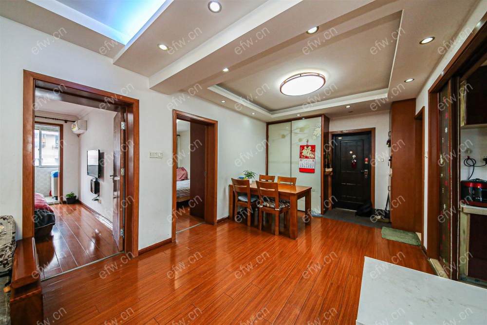 village  精装room房 近地铁口  房东诚售
