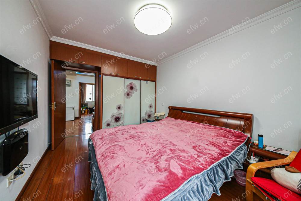 village  精装room房 近地铁口  房东诚售