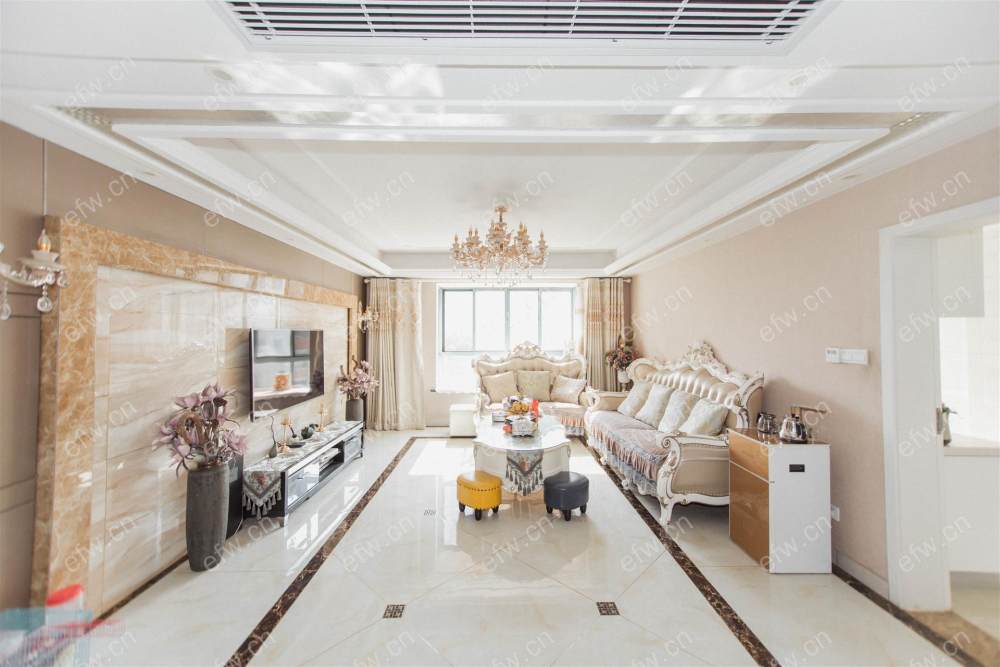 婚装全明东边户room房,village 格局工整合理