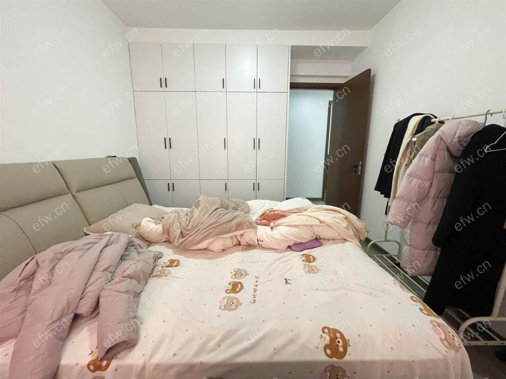 精装小三房  中上楼层 配套齐全 出门便利