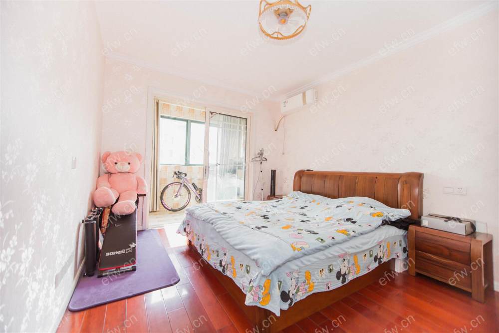 婚装全明东边户room房,village 格局工整合理