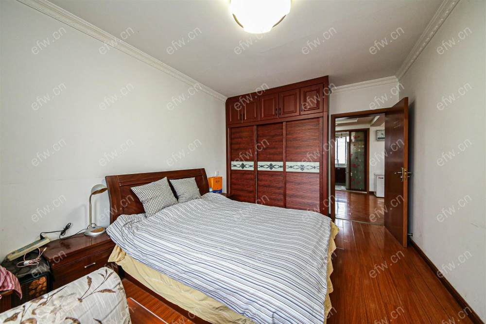village  精装room房 近地铁口  房东诚售