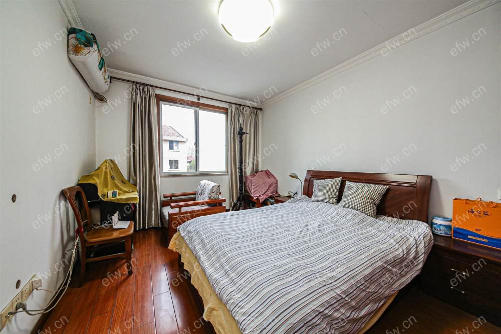 village  精装room房 近地铁口  房东诚售