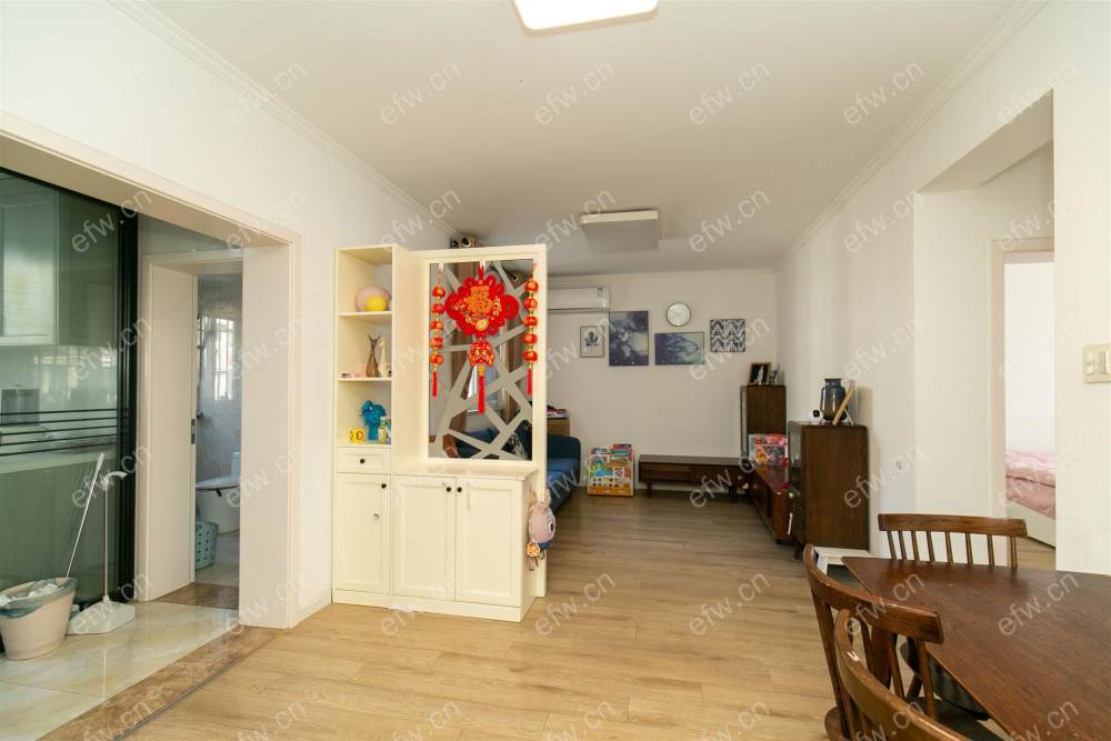 婚装全明东边户room房,village 格局工整合理