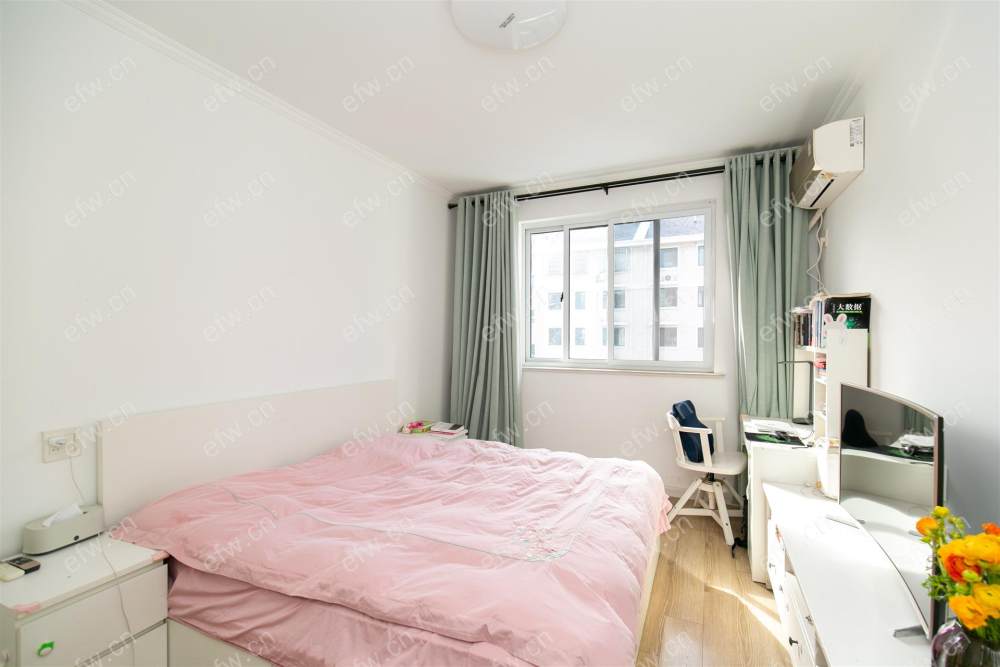 婚装全明东边户room房,village 格局工整合理