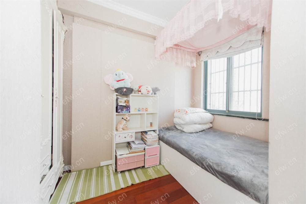 婚装全明东边户room房,village 格局工整合理