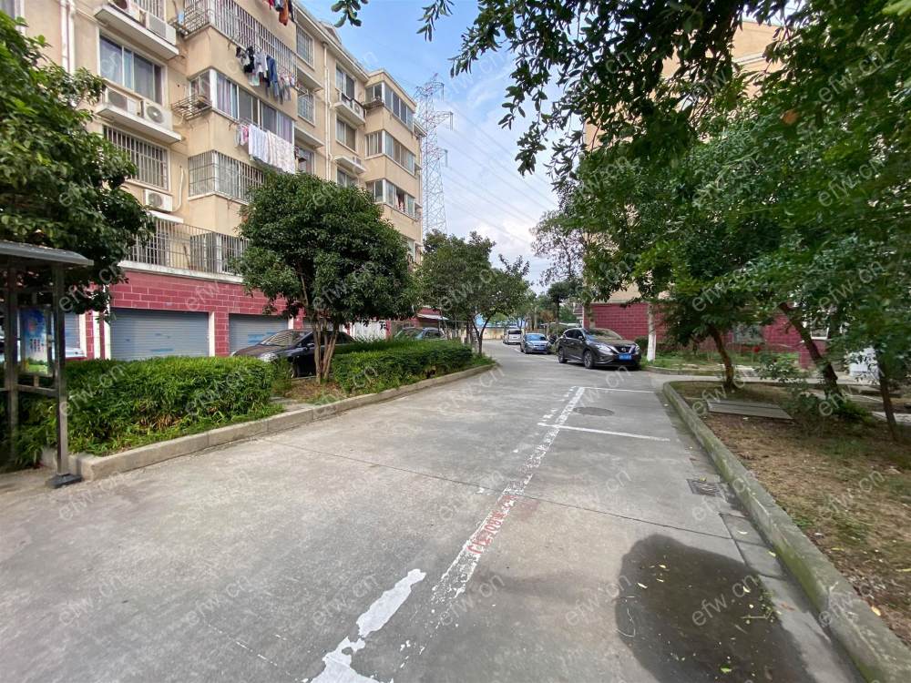 婚装全明东边户room房,village 格局工整合理