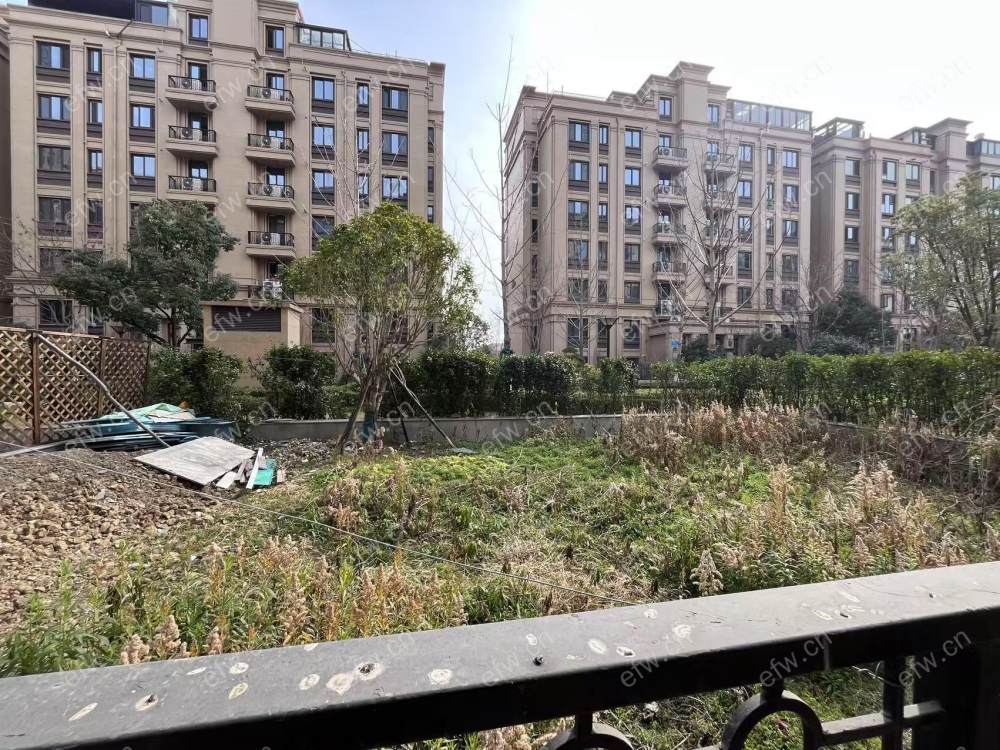 融创山湖院墅 一楼送大花园 有地下室 精装修地暖空调厨卫设施齐全