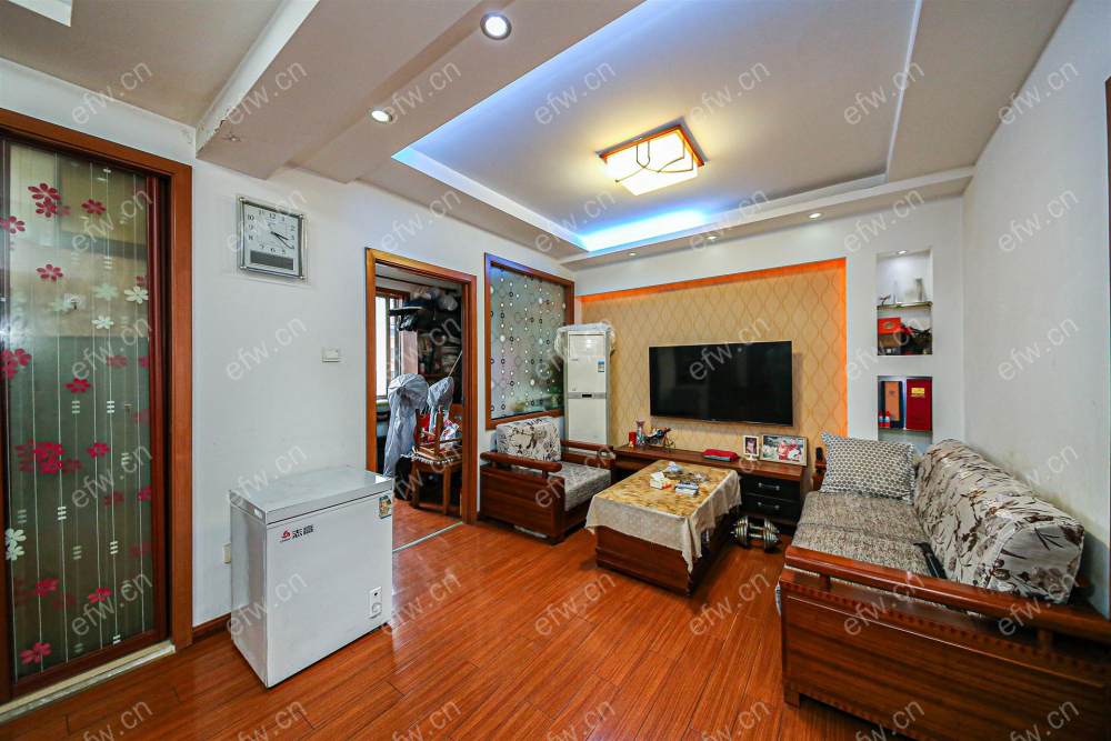 village  精装room房 近地铁口  房东诚售