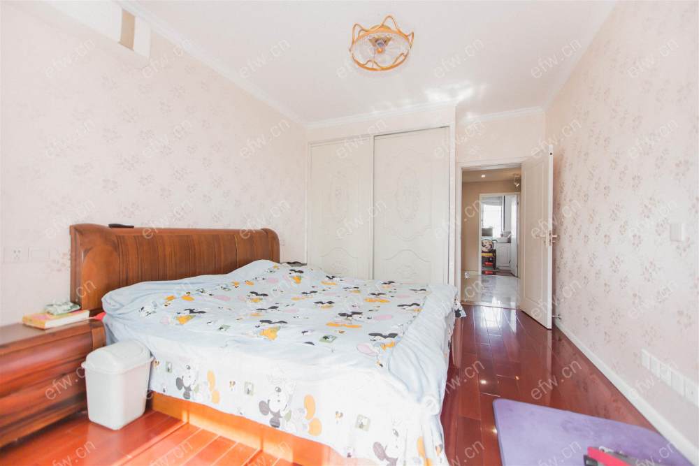 婚装全明东边户room房,village 格局工整合理