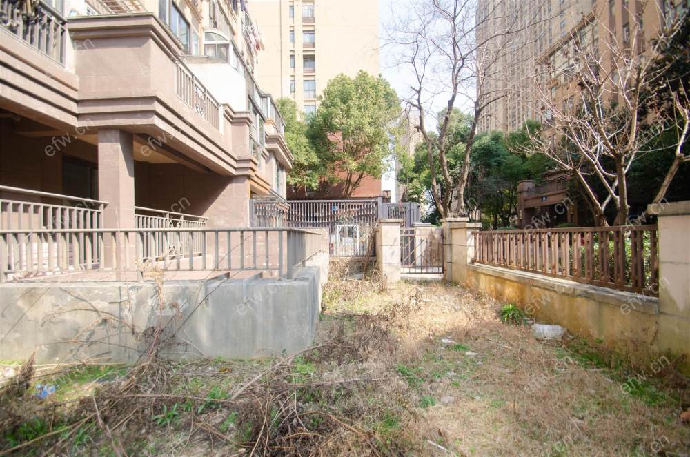 金科世界城洋房一楼带院子带地下室中间位置