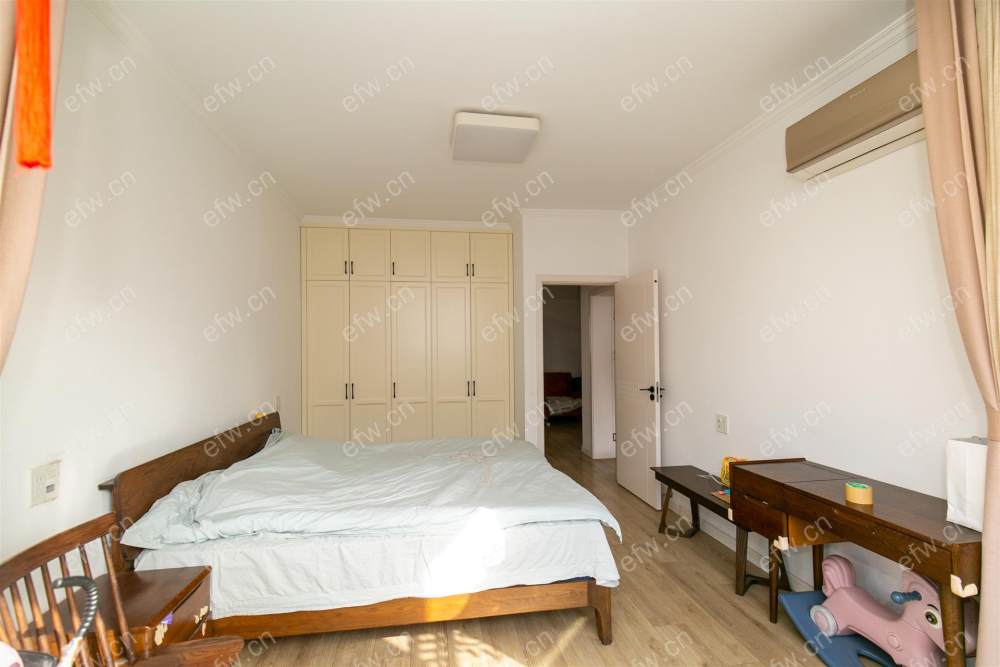 婚装全明东边户room房,village 格局工整合理