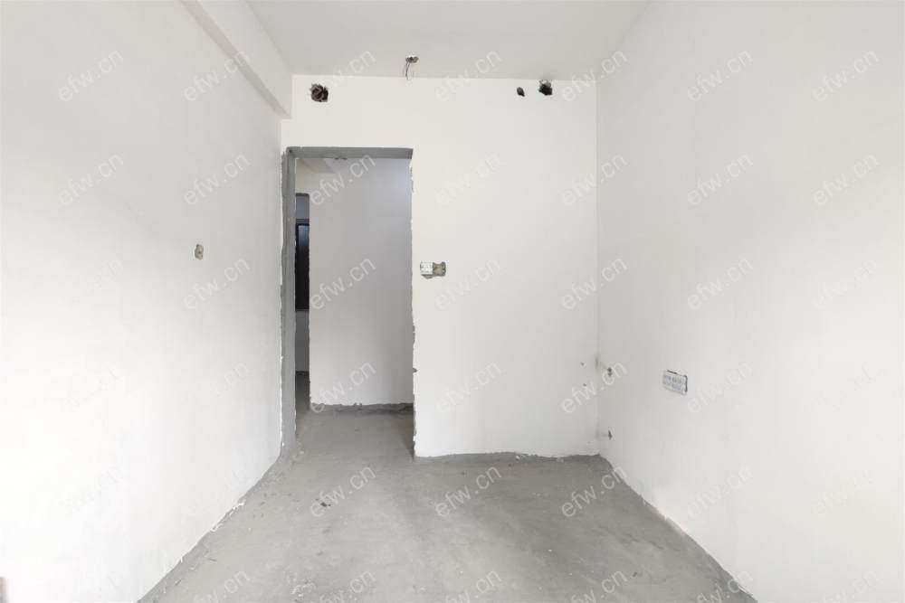 恒大翡翠毛坯一楼 三房