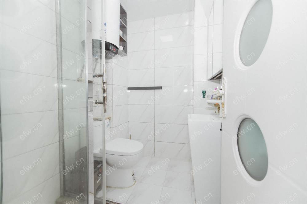 婚装全明东边户room房,village 格局工整合理
