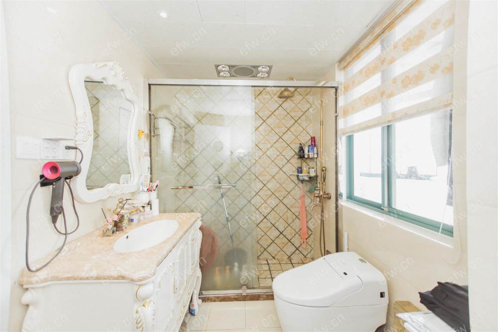 婚装全明东边户room房,village 格局工整合理