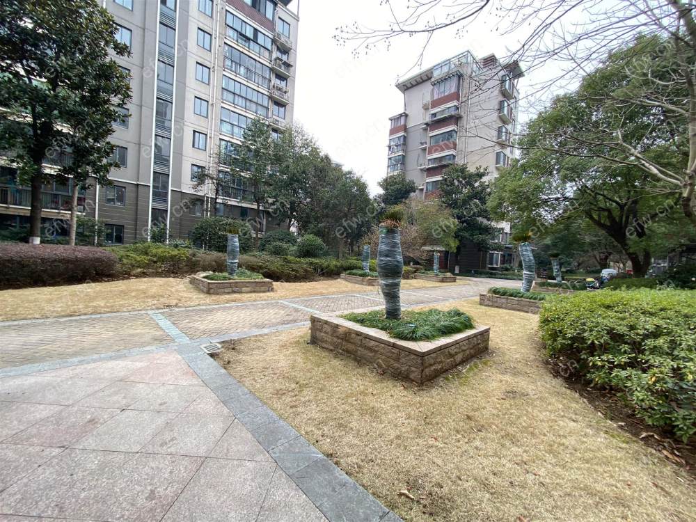 山语银城 东区 不靠路 连体阳台 有暖气