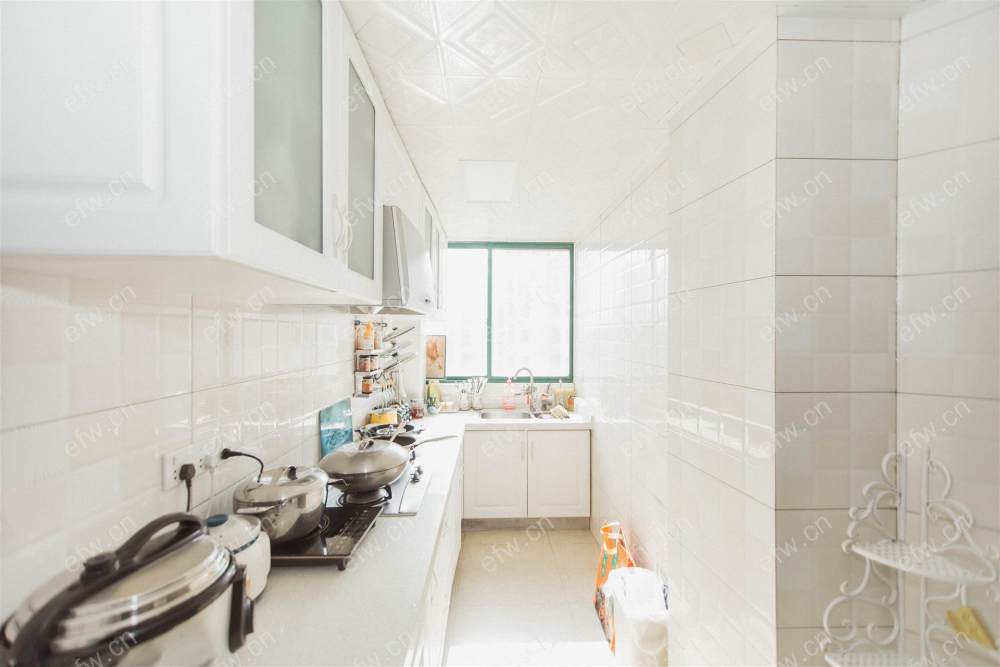婚装全明东边户room房,village 格局工整合理