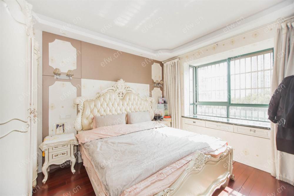 婚装全明东边户room房,village 格局工整合理