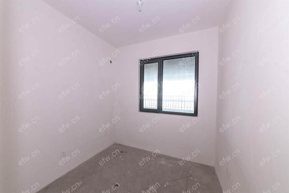 婚装全明东边户room房,village 格局工整合理