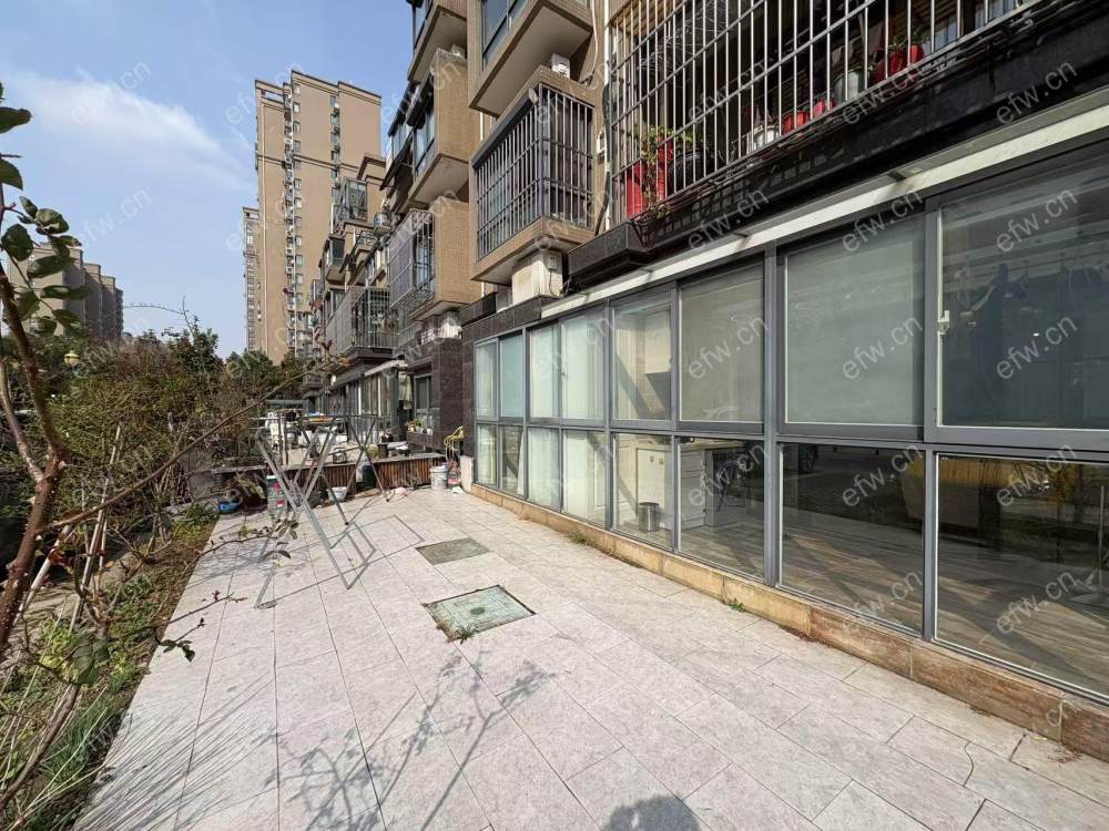 总高4层，一楼带院 精装三房
