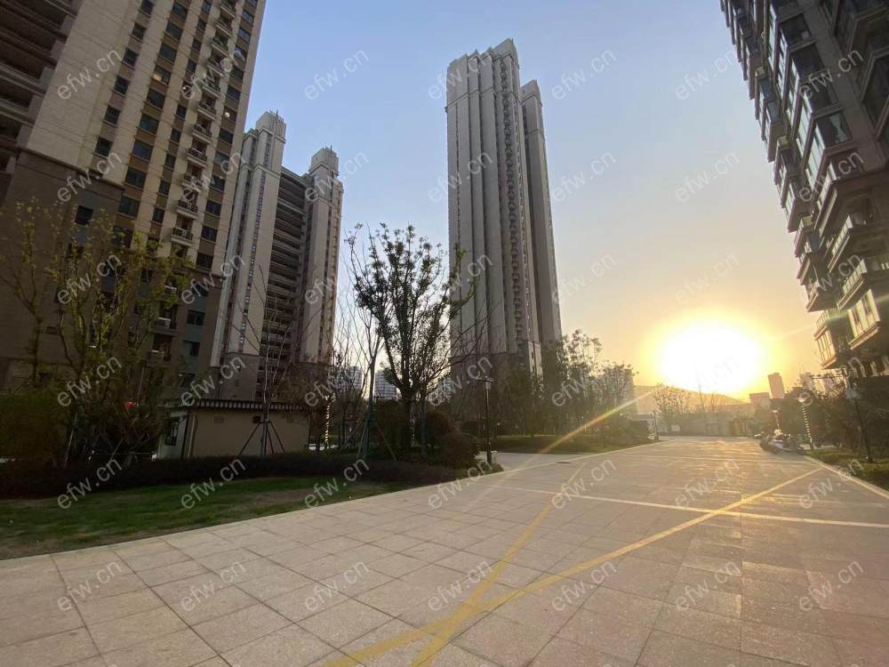 房 近地铁口  房东诚售