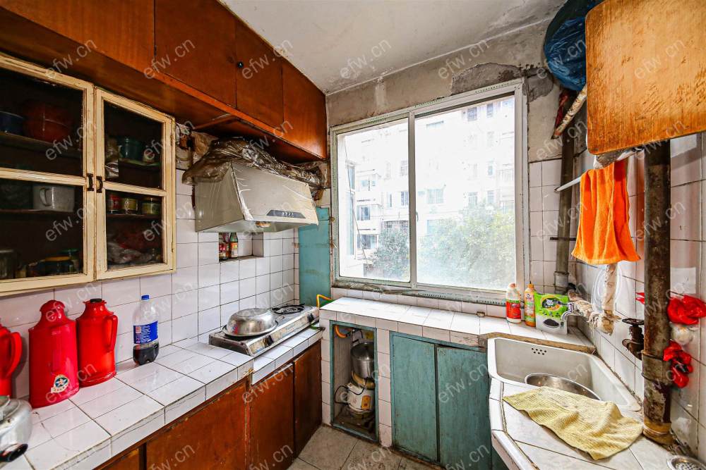 婚装全明东边户room房,village 格局工整合理