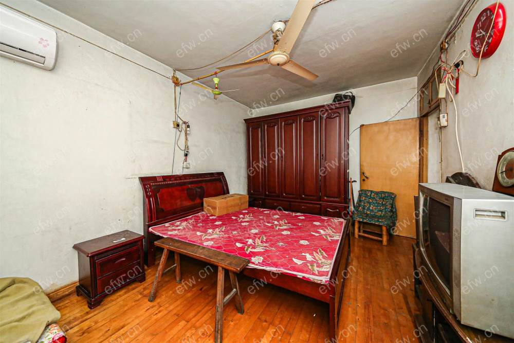婚装全明东边户room房,village 格局工整合理