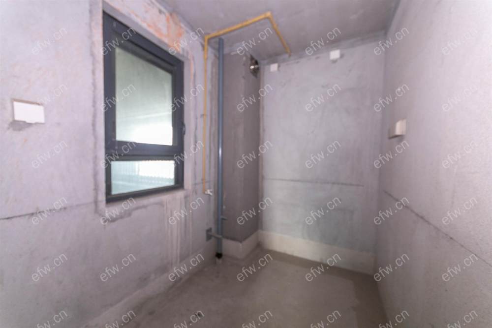 婚装全明东边户room房,village 格局工整合理