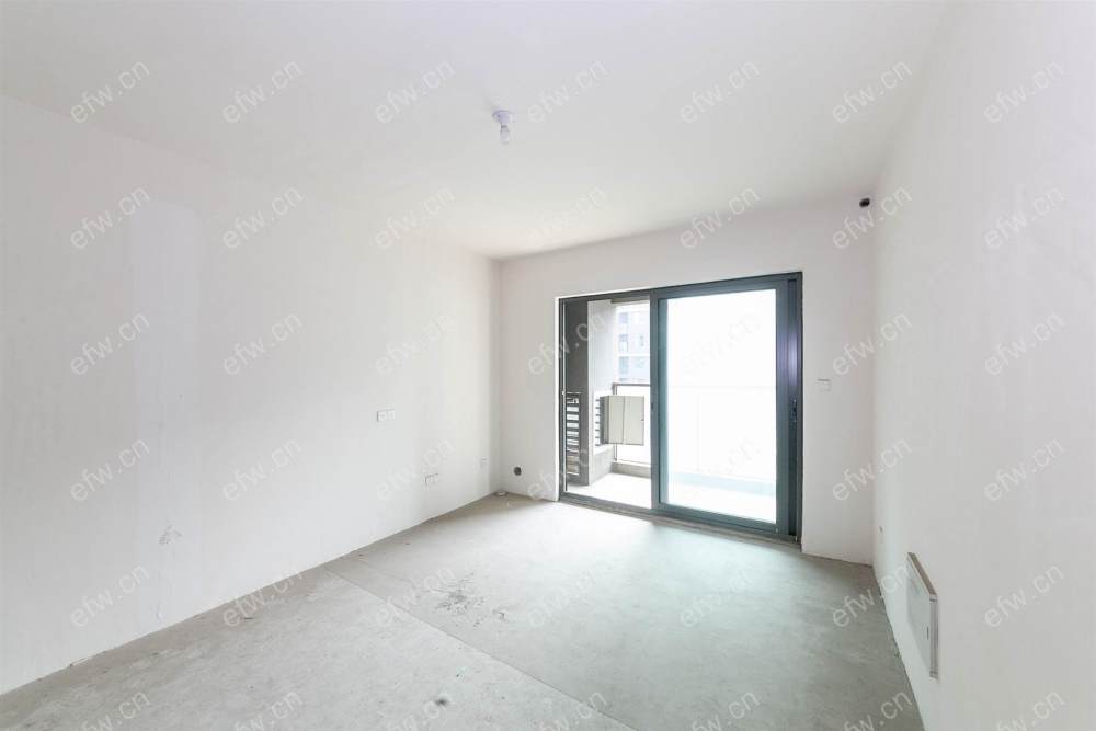 婚装全明东边户room房,village 格局工整合理