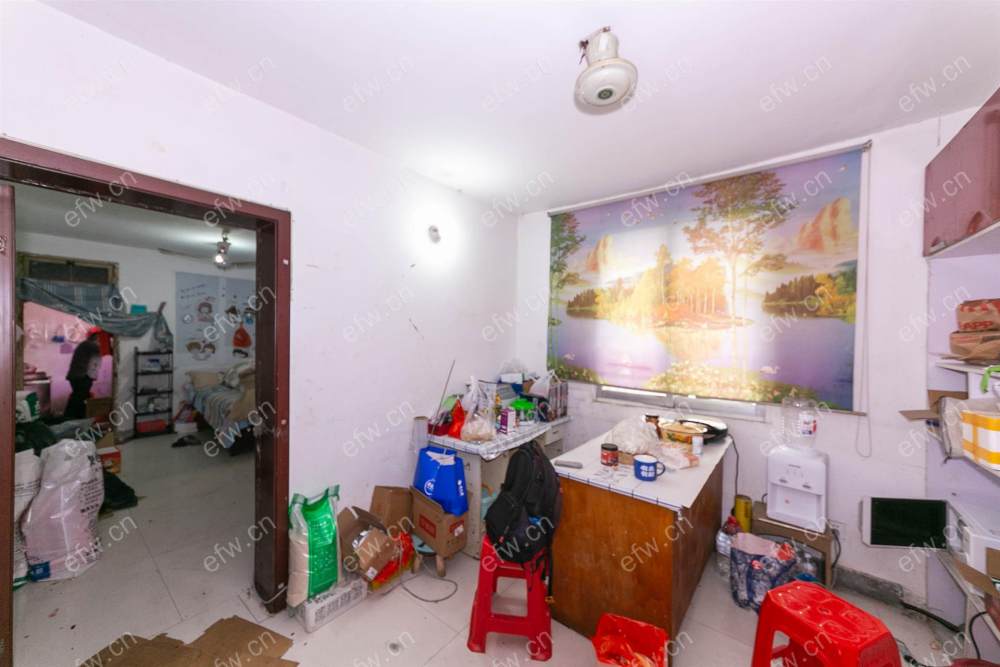 一楼带两个院子多了30平方开门做了店面  看房要提前约房东店面有人做生意不是很方便