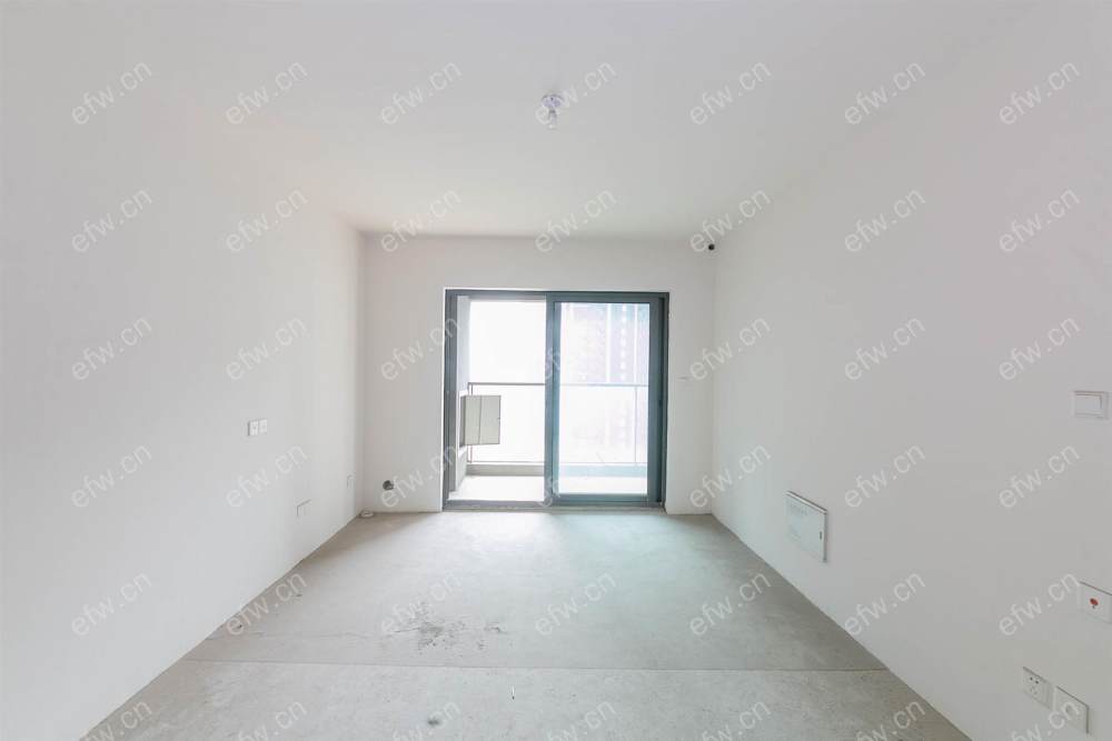 婚装全明东边户room房,village 格局工整合理