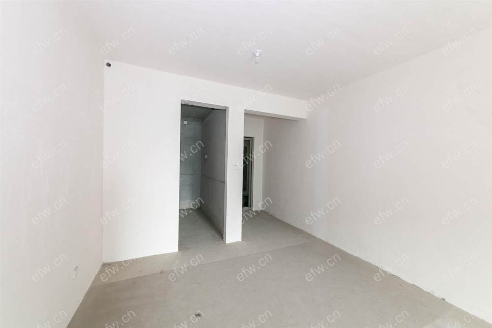 婚装全明东边户room房,village 格局工整合理
