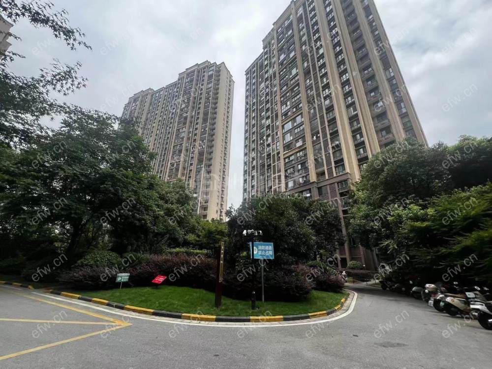 精装修，拎包入住，近地铁口