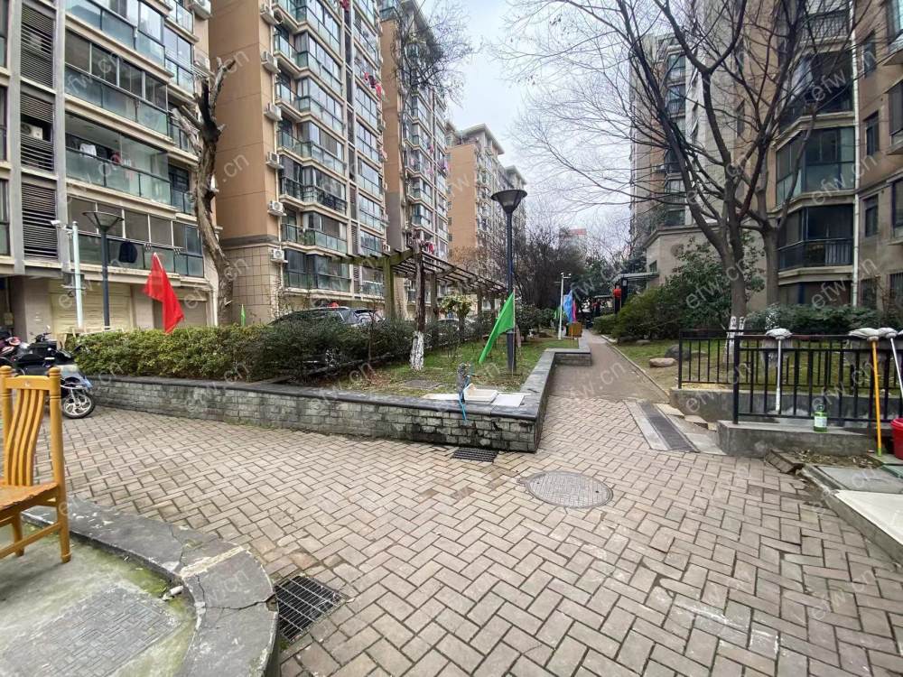 红山花园电梯三房....