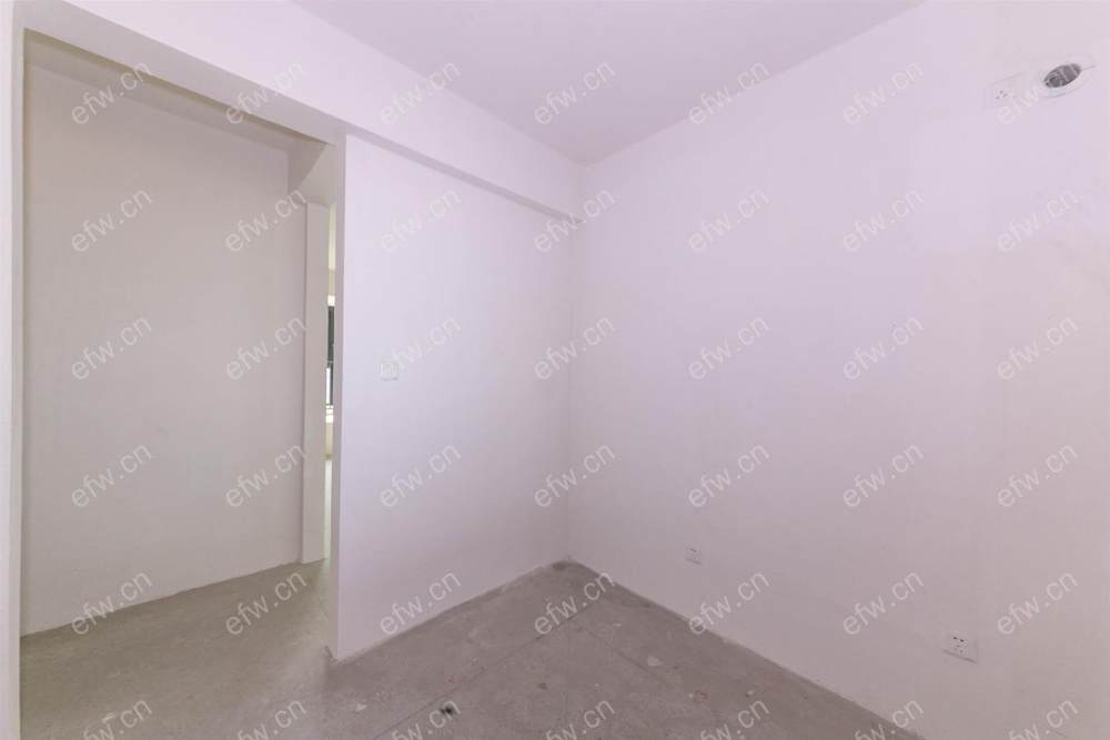 婚装全明东边户room房,village 格局工整合理
