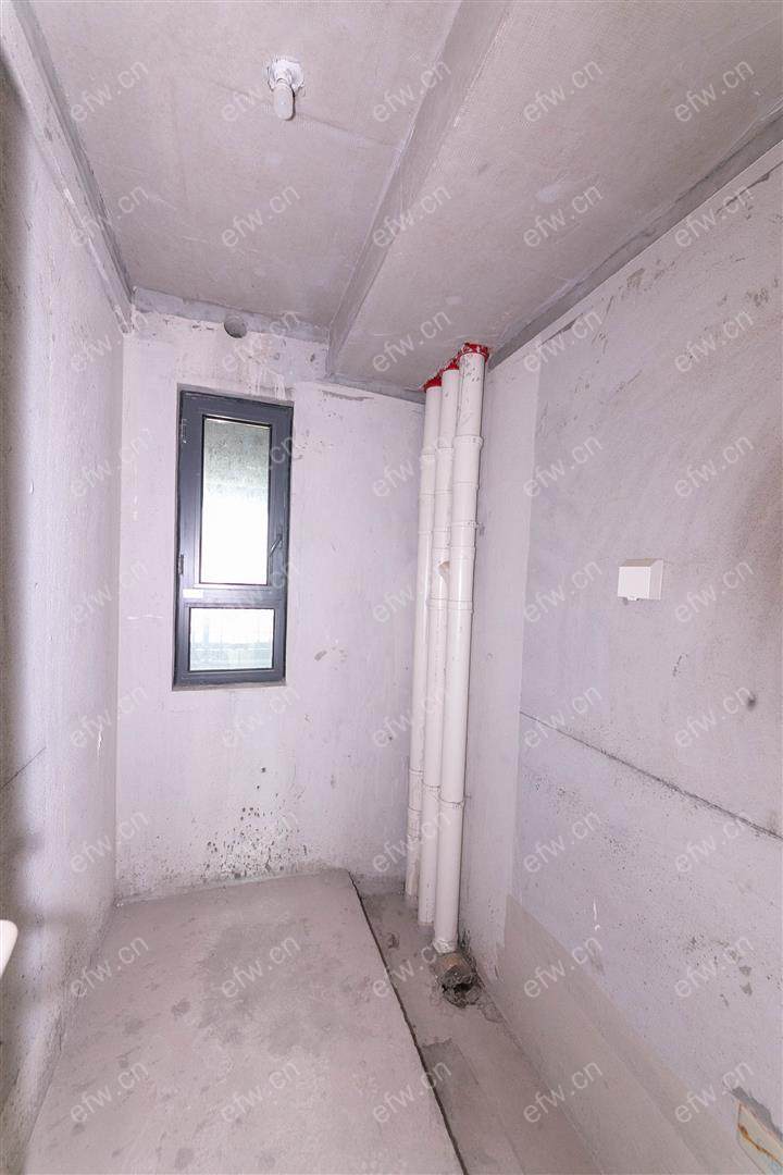 婚装全明东边户room房,village 格局工整合理