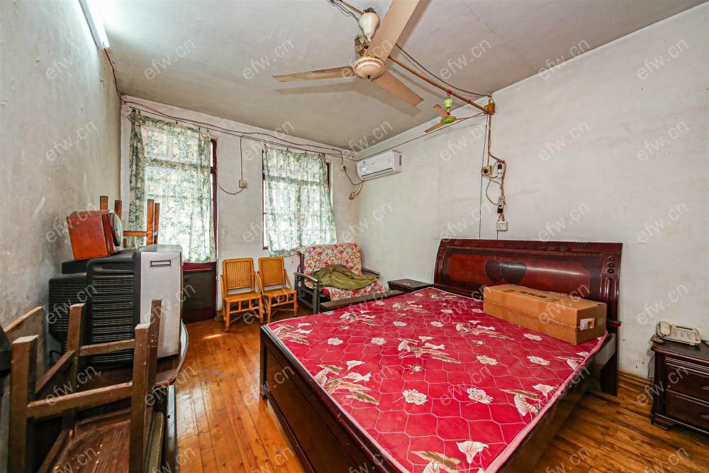 婚装全明东边户room房,village 格局工整合理
