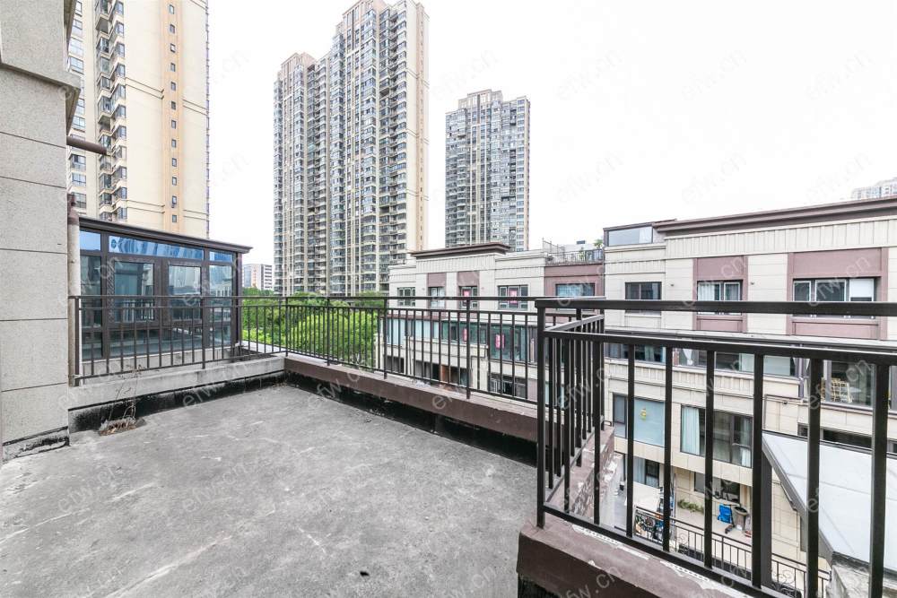 绿地香颂下叠毛坯别墅出售