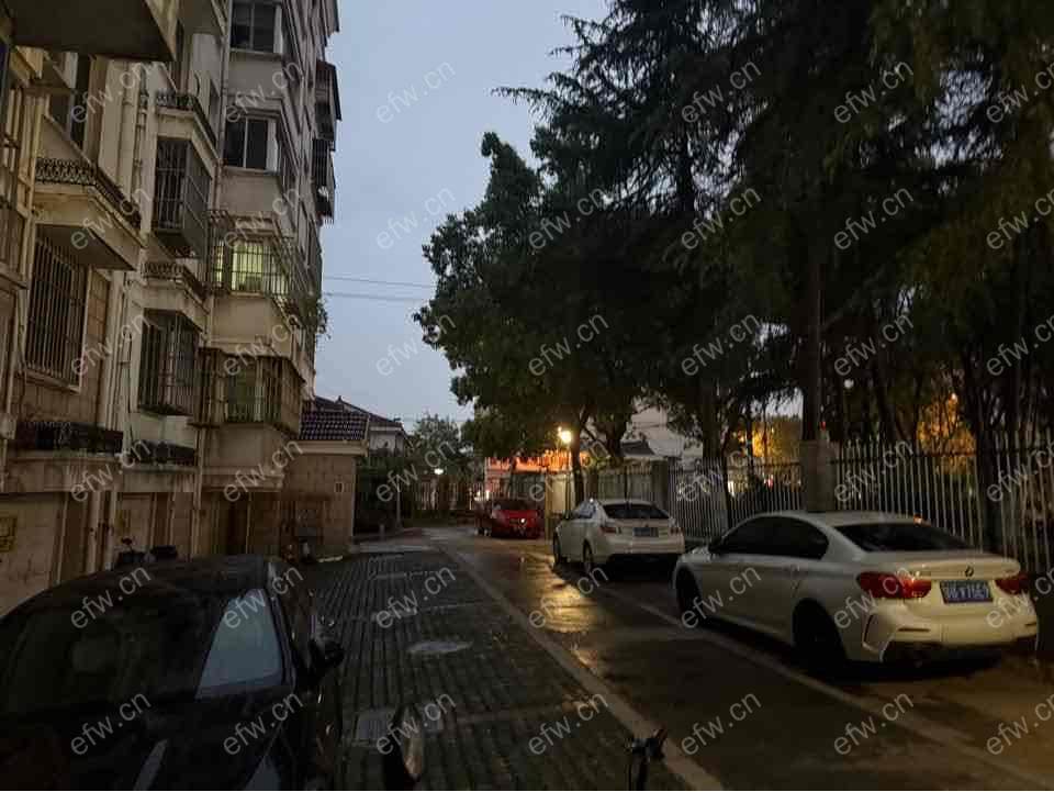 中间楼层 老式精装修 一楼是车库