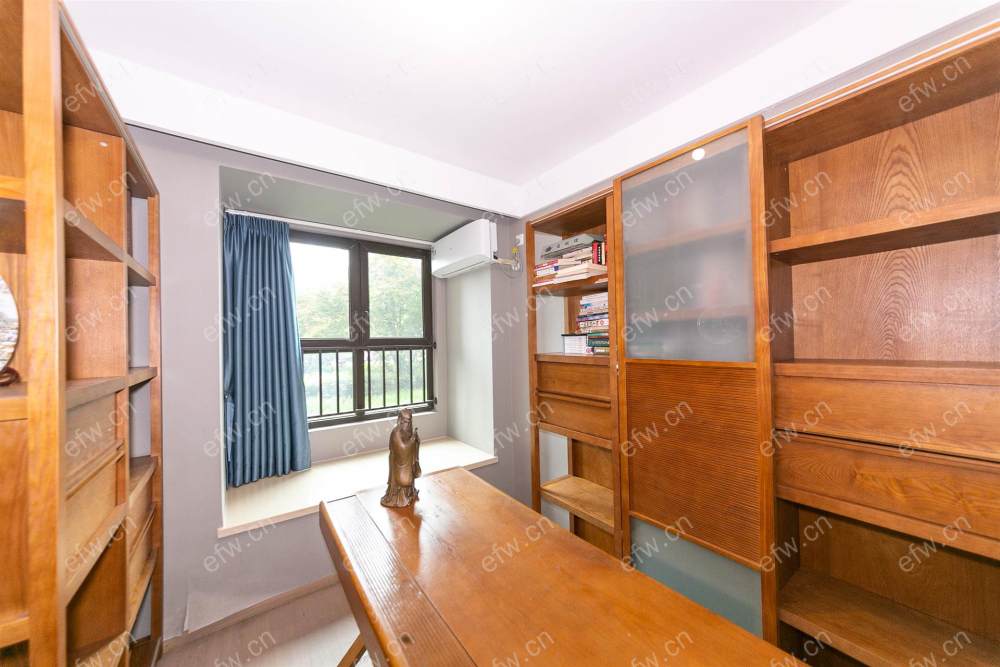 婚装全明东边户room房,village 格局工整合理