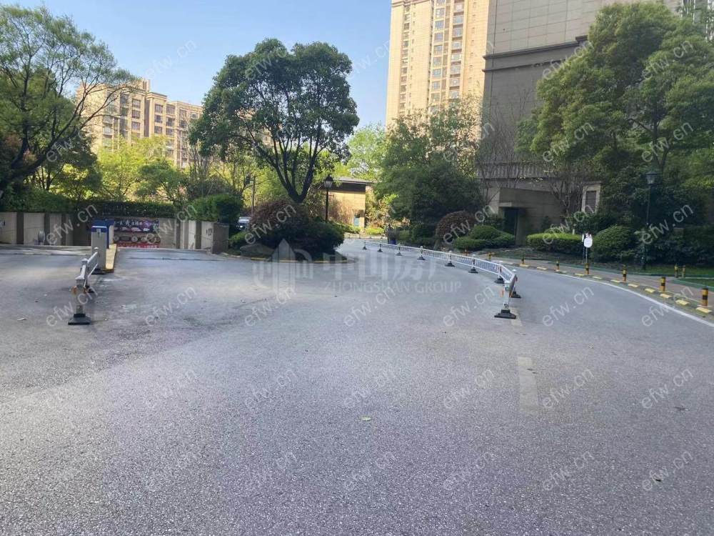 装修不错，有车位，看房预约