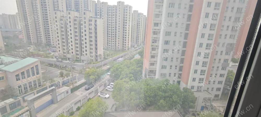干净整洁 靠近地铁口