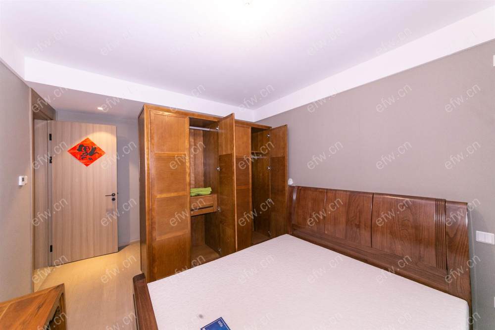 婚装全明东边户room房,village 格局工整合理