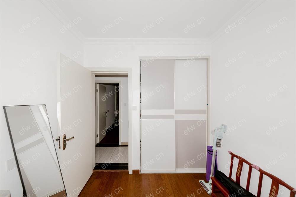 village  精装room房 近地铁口  房东诚售
