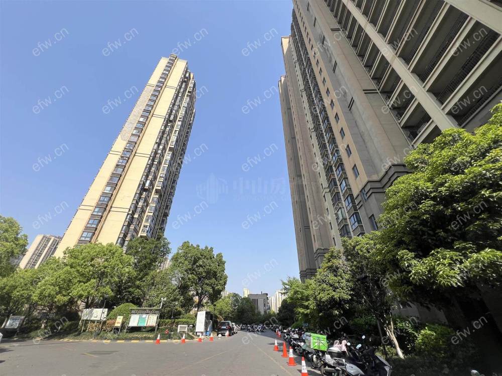 绿地香颂毛坯两房出售