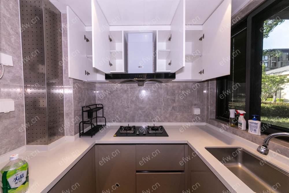 婚装全明东边户room房,village 格局工整合理